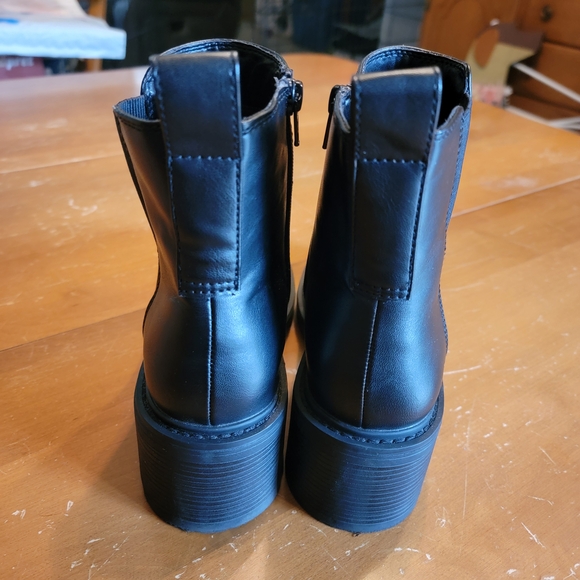 SO Black Memory Foam Ankle Boots Zip Up Chelsea NWOT Size 7.5 - Picture 2 of 9